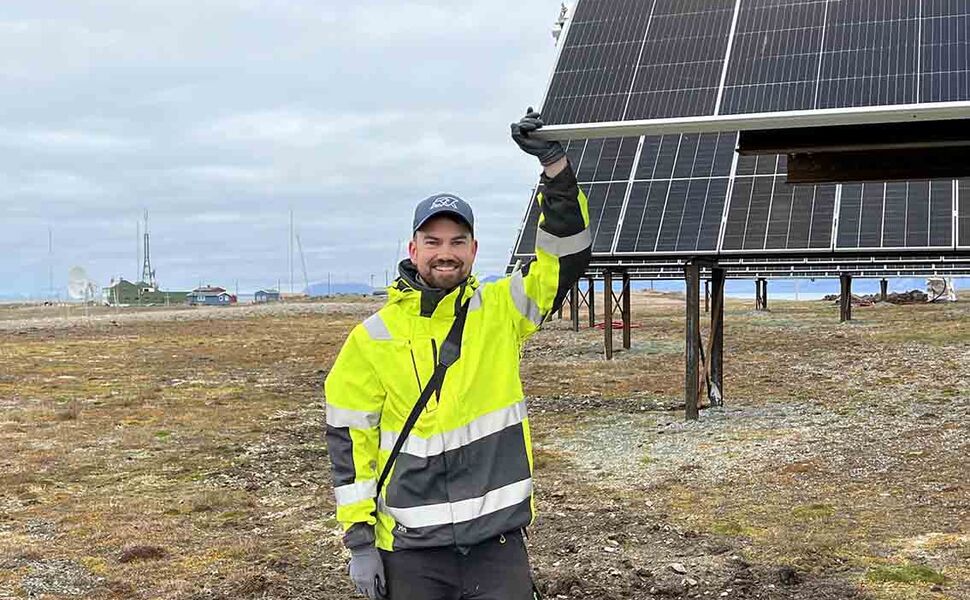 Mons Ole Sellevold, Store Norske, er prosjektleder ved energipiloten på Isfjord Radio. Foto: Basecamp Explorer Spitsbergen