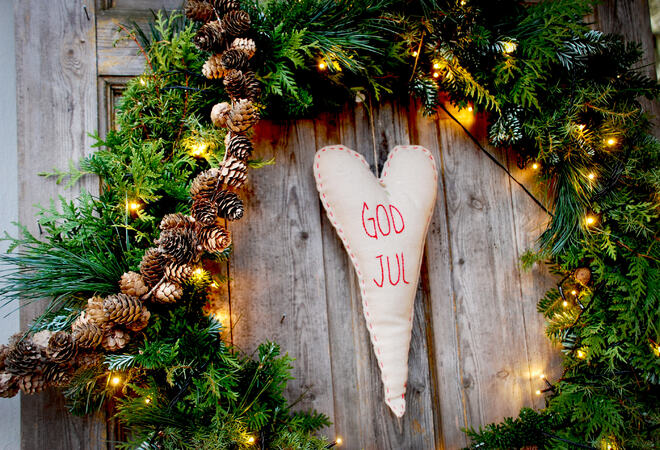 Julekrans med stoffhjerte i midten med teksten "god jul".