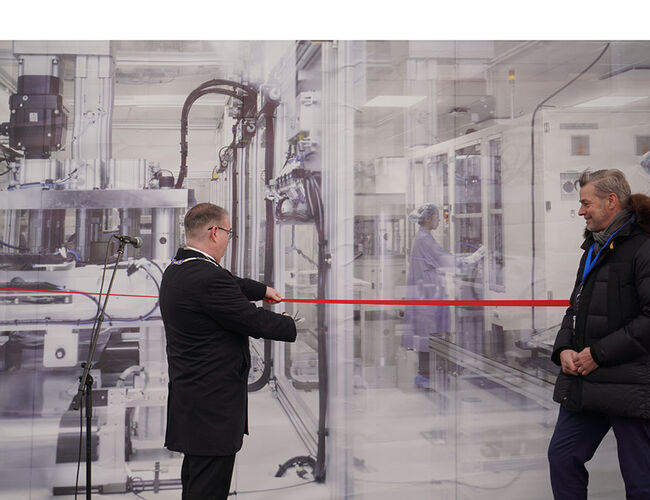 Ordfører i Lillestrøm Kjartan Berland klippet snoren på det nye laboratoriet på Kjeller Foto: Jonas Bjørnes, IFE 