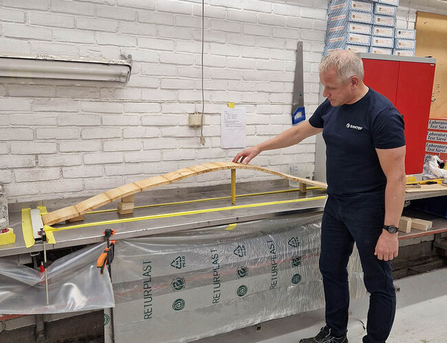 LABFORSØK: Seniorrådgiver Sigurd Eide undersøker hvordan ulike typer treverk oppfører seg når det blir utsatt for fukt i SINTEFs laboratorium i Oslo. Foto: Arne Gunnar Bruun