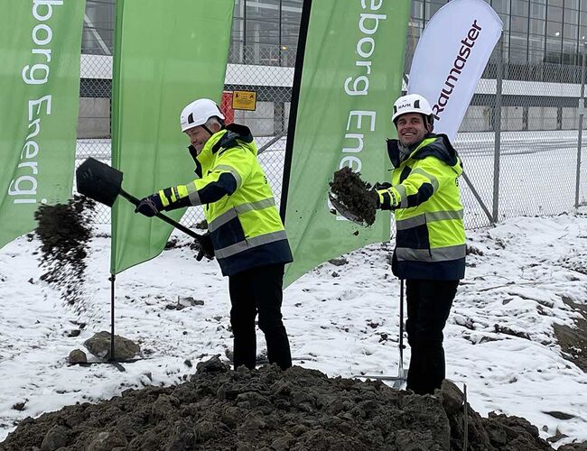 Jonas Attenius (S), leder av kommunestyret i Göteborg, og Per-Anders Gustafsson, administrerende direktør i Göteborg Energi, tar det første spadestikket til den nye biobrensel-drevne dampkjelen på Rya. Foto: Göteborg Energi