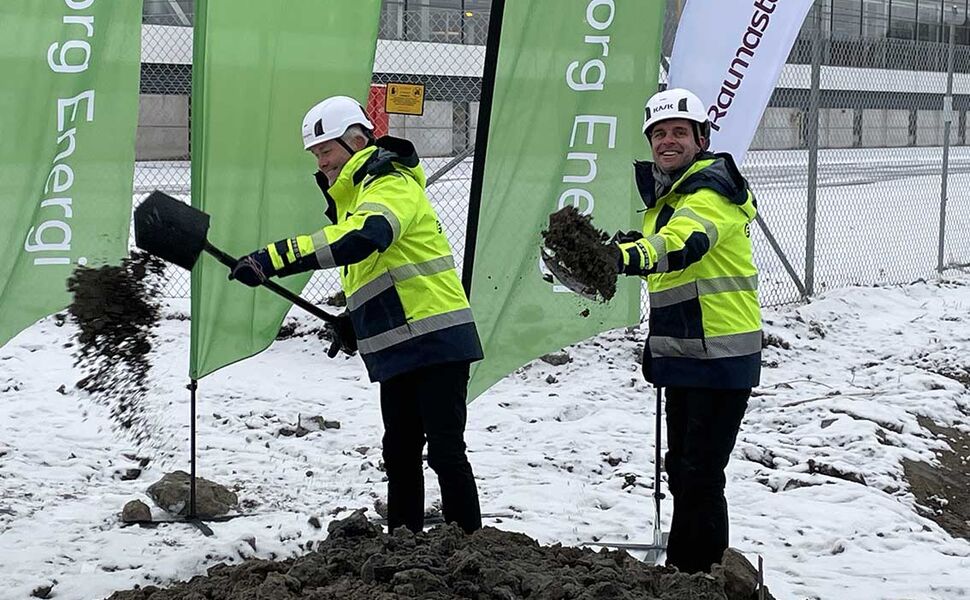 Jonas Attenius (S), leder av kommunestyret i Göteborg, og Per-Anders Gustafsson, administrerende direktør i Göteborg Energi, tar det første spadestikket til den nye biobrensel-drevne dampkjelen på Rya. Foto: Göteborg Energi