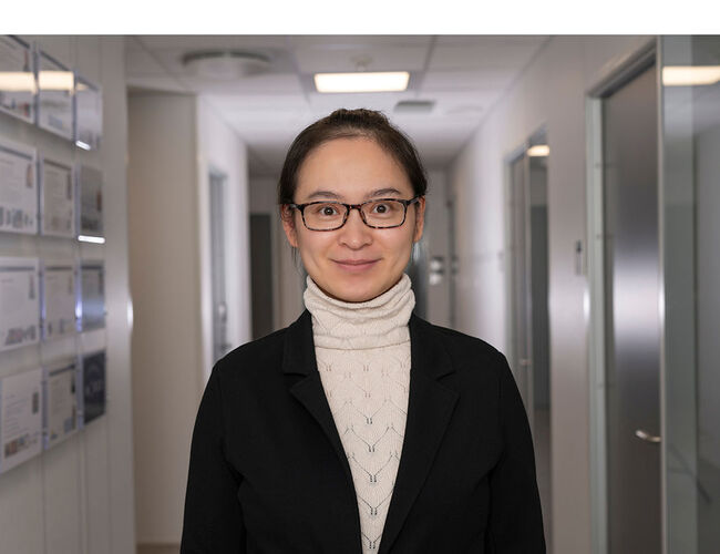 NORCE-forsker Xuan Zhang skal utvikle nye algoritmer for bildebehandling. Den avanserte teknologien skal brukes i et soldiagram som viser optimal plassering av boligen din. Foto: Liv Unni Tveitane