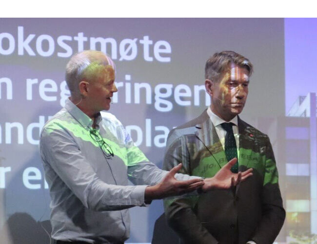 Lars Haltbrekken (til venstre) og SV har tatt til orde for økt satsing på enøk ved en rekke anledninger, her med olje- og energiminister Terje Aasland på et frokostmøte i oktober. Foto: Nelfo