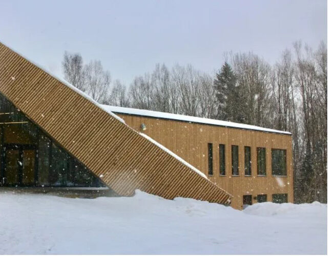 Den ene av de to vinnerne av årets Klimapris, Drøbak Montessori ungdomsskole. Skolebygningen produserer mer energi enn den forbruker. Foto: Rosalie Mathie