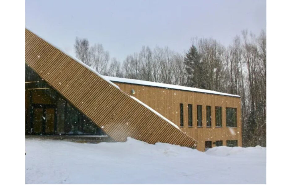 Den ene av de to vinnerne av årets Klimapris, Drøbak Montessori ungdomsskole. Skolebygningen produserer mer energi enn den forbruker. Foto: Rosalie Mathie