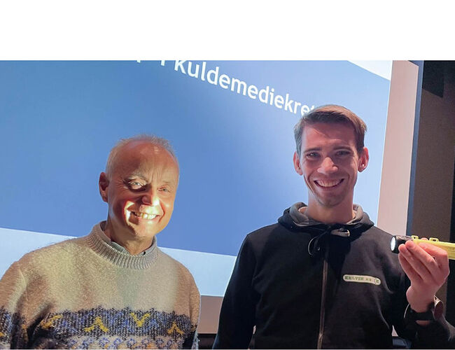 Kursdeltaker Runar Vedvik setter gjerne EX-sikkert søkelys på kursholder Stig Rath. Foto: Novap