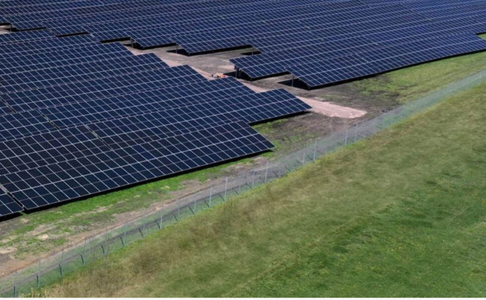 En solcellepark som dette vil dekke halvparten av Egmonts strømforbruk i Norge og Sverige ved bruk av fornybar energi. Foto:  Soltech/Åbro Bryggeri
