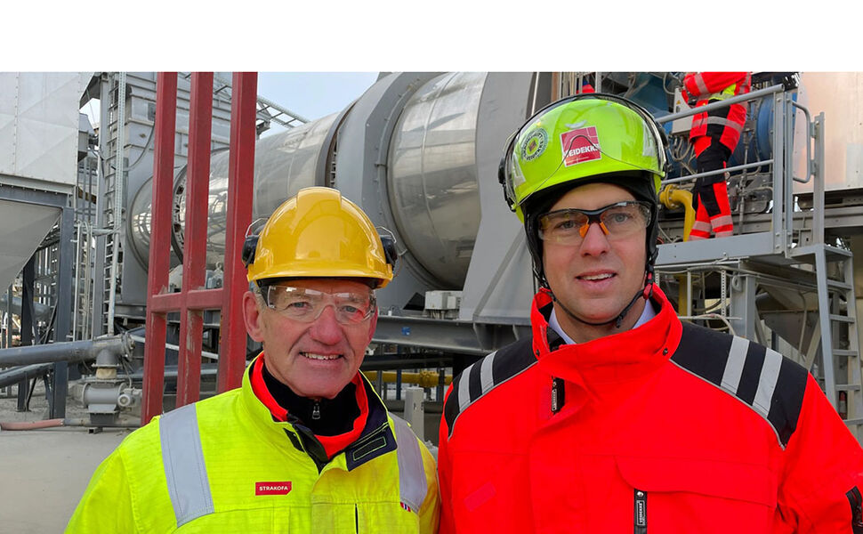 Fra venstre: Konserndirektør Øivind Larsen i Veidekke Infrastruktur og direktør Martin Holmqvist i Veidekke Asfalt. Foto: Veidekke