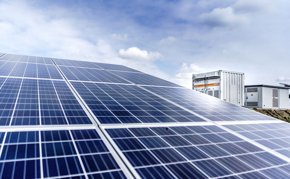 Nytt bygningsenergidirektiv vil føre til at offentlige bygninger og mange næringsbygg får et krav om å ettermontere solceller på tak fra 2027. Foto: Unsplash