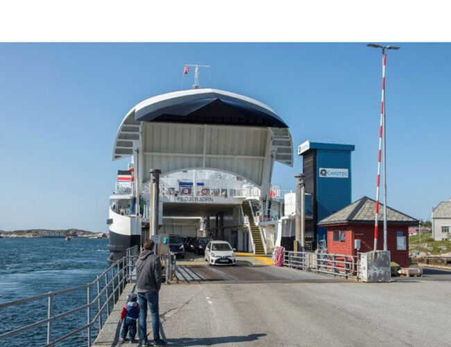 Elektriske ferger bidrar til å kutte i utslipp av klimagasser. Fedjebjørn er en elektrisk drevet ferge på sambandet Fedje-Sævrøy i Vestland. Foto: Helge Sunde, Samfoto/NTB.