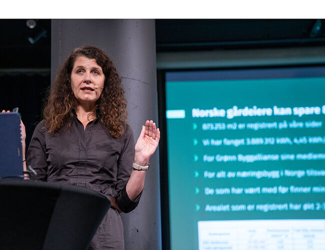 Daglig leder Katharina Bramslev i Grønn Byggallianse i aksjon på Grønn driftskonferanse den 14. november. Foto: Grønn Byggallianse
