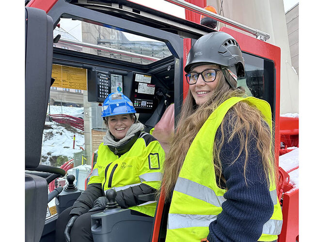Byråd Anita Leirvik North (H) får stolt prøvesitte verdens første hjulgående mobikran sammen med kranfører Siv Hege Barstad. Foto: Oslobygg KF