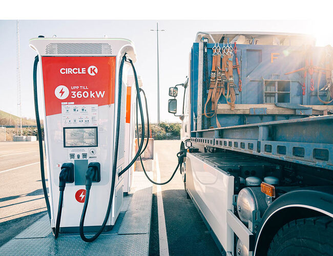 Circle K har åpnet en rekke ladeplasser for tungtransporten i Sverige. Nå følger Norge etter. Foto: Circle K