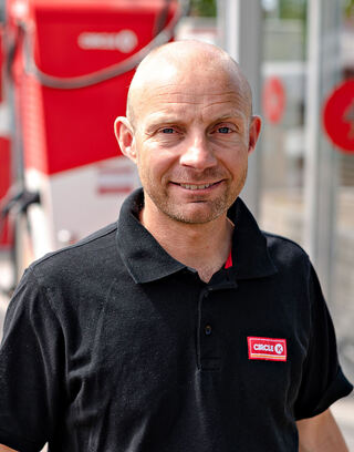 Anders Kleve Svela, som leder ladeavdelingen til Circle K Norge, forteller at ladeutbygging er nødvendig for å lykkes med utslippskutt fra tungtransport. Foto: Circle K