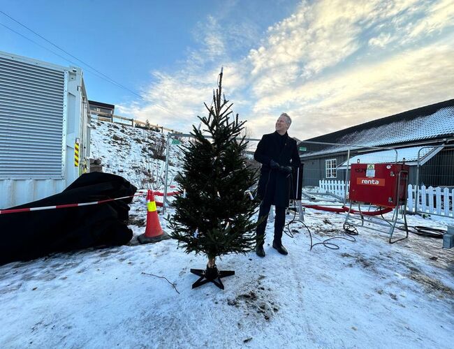 Samferdselsminister Jon-Ivar Nygård mener Statens vegvesen viser vei på hva man kan få til for å få ned utslipp fra veganlegg. - Det passer bra å bygge miljøgate med elektriske anleggsmaskiner, mener  Nygård som tente et juletre på Gran med strøm fra ladeanlegget til Hafslund. Per Kollstad/Statens vegvesen