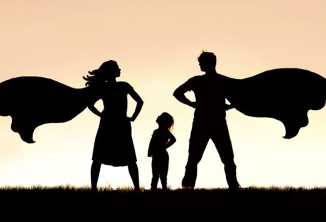 Superhelter (dame og mann i superheltfrakk. Barn står mellom dem)
