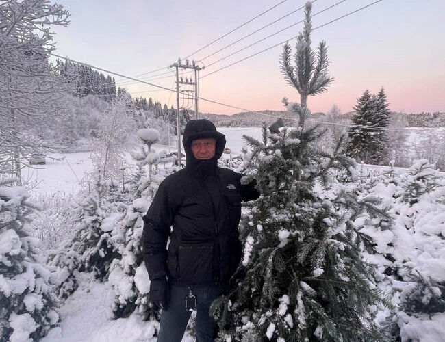 Morten Seljeskog ved siden av årets selvhugde juletre. Foto: SINTEF