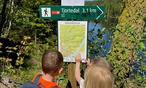 Barn på vei til Tjortedal i Hålandsheia