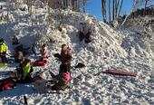 Barn som leker i snøen