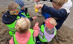 Barna utforsker stranden - foto: Bente Eliassen
