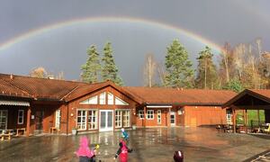 Regnbue over barnehagen - foto: Gry Tove Kristensen Vik