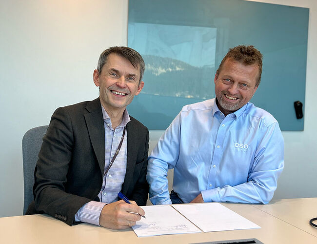 Administrerende direktør i Å Strøm, Jan Vidar Thoresen (t.v.) og Country Manager for OSO Hotwater, Rune A. Rystad signerer avtalen om samarbeid. Foto: Å Strøm AS