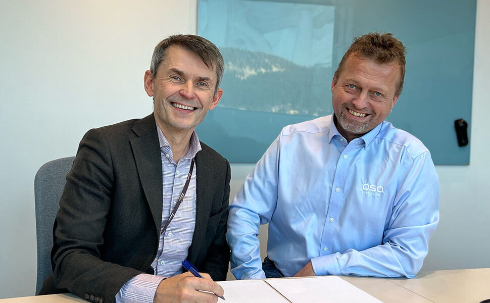 Administrerende direktør i Å Strøm, Jan Vidar Thoresen (t.v.) og Country Manager for OSO Hotwater, Rune A. Rystad signerer avtalen om samarbeid. Foto: Å Strøm AS
