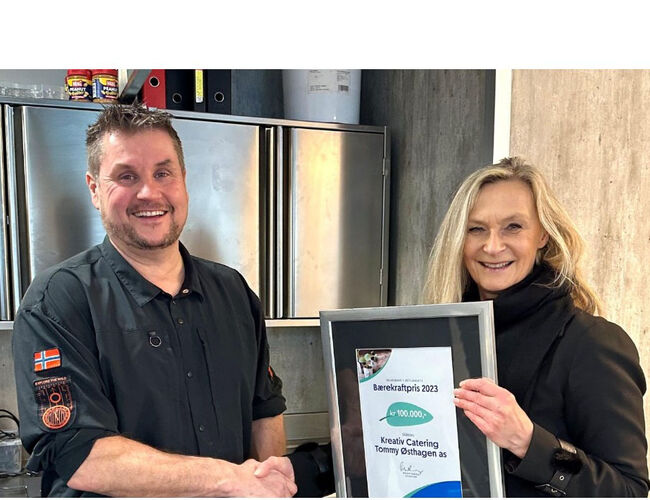 Lise Børresen fra SpareBank 1 Østlandet gratulerer Tommy Østhagen med årets bærekraftspris. Foto: SpareBank1 Østlandet