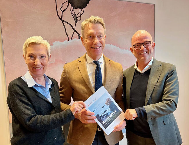 Fredag 5. januar overleverte LO-leder Peggy Hessen Følsvik og NHO-sjef Ole Erik Almlid sluttrapporten om den nasjonale kraftmangelen til Energiminister Terje Aasland. Foto: LO