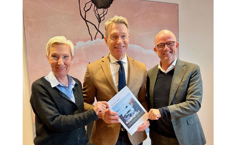 Fredag 5. januar overleverte LO-leder Peggy Hessen Følsvik og NHO-sjef Ole Erik Almlid sluttrapporten om den nasjonale kraftmangelen til Energiminister Terje Aasland. Foto: LO