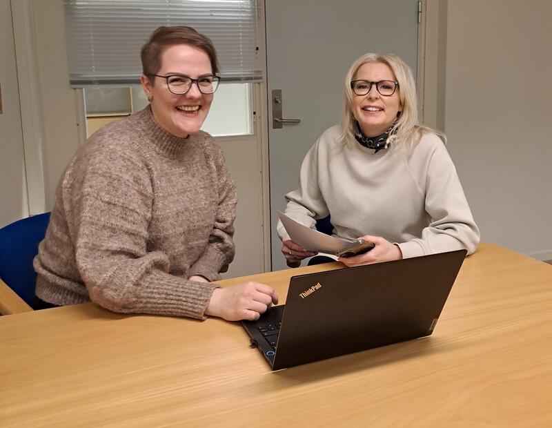 Boligkonsulent Kathrine Kaasbøll Hanssen og flykningekoordinator Jorunn Amundsen. Foto: Stine Rakkenes