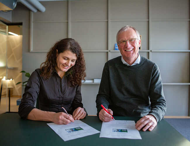 Katharina Th. Bramslev, daglig leder i Grønn Byggallianse og Kjell Kalland, administrerende direktør i Hav Eiendom signerer strakstiltakene. Foto: Hav Eiendom