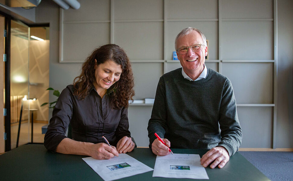 Katharina Th. Bramslev, daglig leder i Grønn Byggallianse og Kjell Kalland, administrerende direktør i Hav Eiendom signerer strakstiltakene. Foto: Hav Eiendom