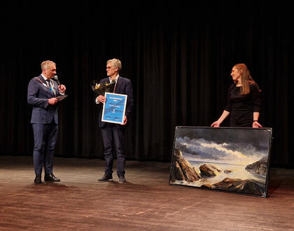 Vinner av Kulturprisen 2023 får tildelt pris og bilde av ordfører Alf Erik Andersen. Foto.