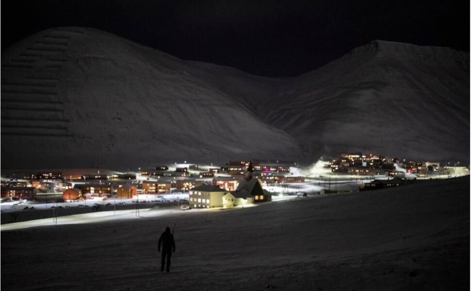 På Svalbard gjelder egne byggeregler. Nå revideres byggeforskriften for Longyearbyen. Foto: AP Photo/Daniel Cole