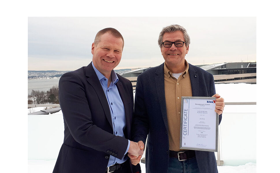 Karsten Warloe, CEO, Kiwa AS (t.v.), overrekker ISO-sertifikatet til Arild Selvig, CEO, ZEG Power AS Foto: Kiwa