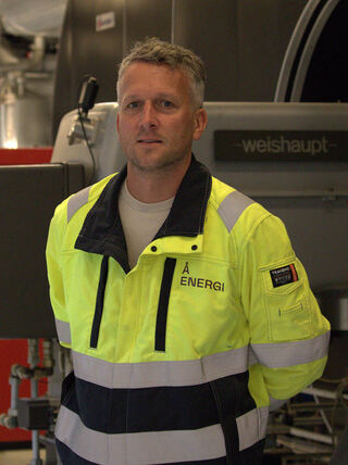 Andreas Storbukås, daglig leder i Å Energi Varme, i Vesterveien fjernvarmesentral i Kristiansand. Foto: Å Energi
