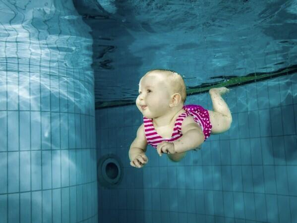 Baby som svømmer under vann