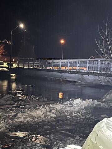 Bro i Vigmostad. Høy vannstand og mye is.
