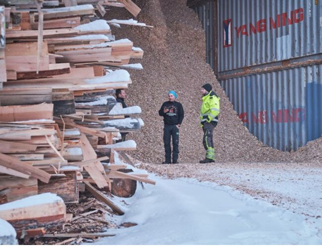 Flis fra lokal skog er varmekilden til byggvarmen i den nye fabrikken til Hallingplast. Foto:  Anders Medhus, Hallingcast
