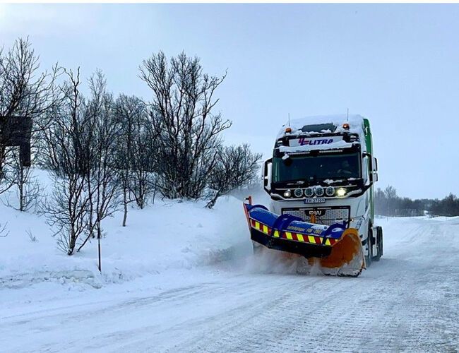 For første gang brøyter en el-lastebil en fjellovergang. Foto: Eli Ramstad, Statens vegvesen