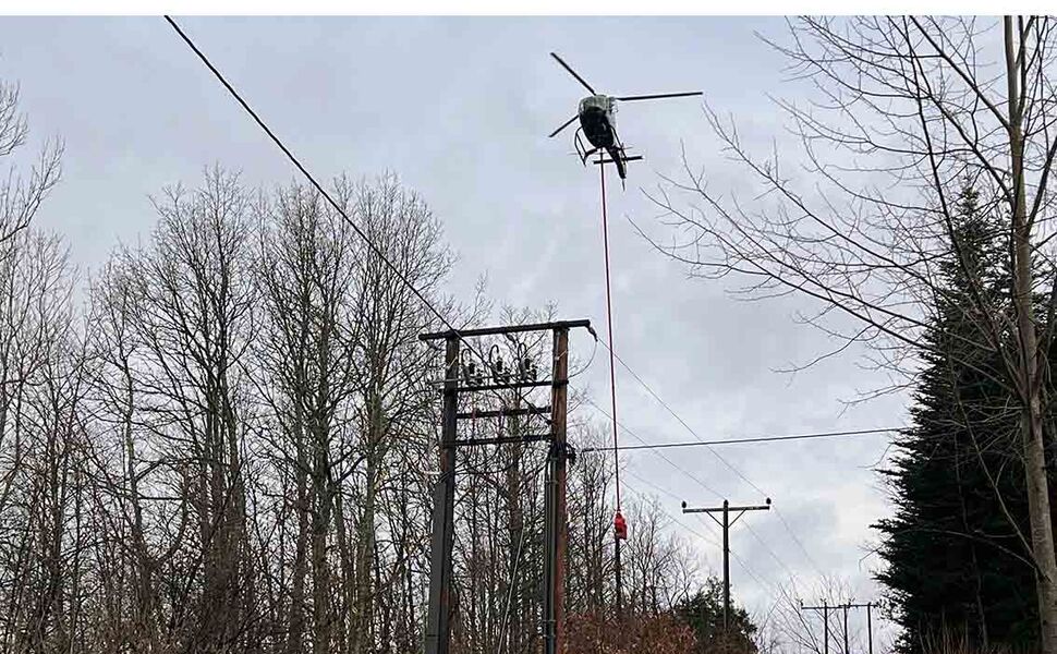 For å sikre strømforsyningen vil Glitre Nett utføre linjerydding langs høyspentnettet med helikoptersag. Foto: Glitre Nett