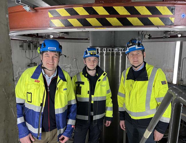 Kjetil Toverud, Andritz Hydro, Sander Øyhus Pihl, lærling og Alf Inge Berget, Ringerikskraft i Hønefoss kraftstasjon. Foto: Ringerikskraft