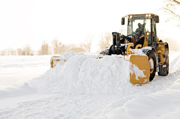 Traktor som brøyter snø