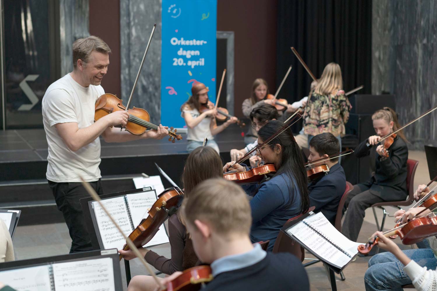 Unge orkester og kor får låne folkemusikarar