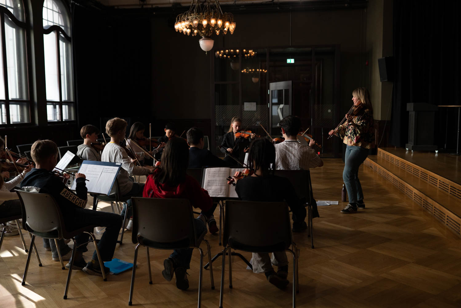 Unge orkester og kor får låne folkemusikarar