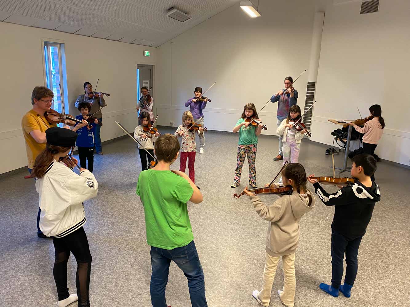 Unge orkester og kor får låne folkemusikarar
