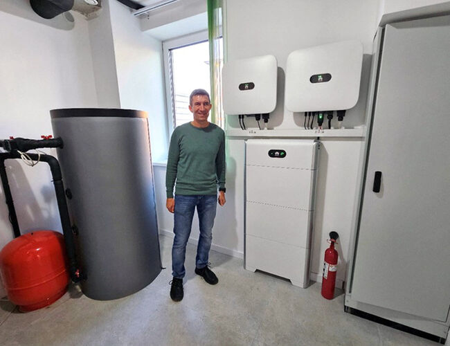Dorin Flerseriu, gründer og entusiast av fornybar energi i Alba Iulia, er stolt av sine solfangere og solceller, varmepumpe og varmegjenvinner. Foto: Norsk Energi