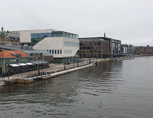 Deler av Fredrikstad sentrum sett fra gangbrua. Foto: EnergiAktuelt